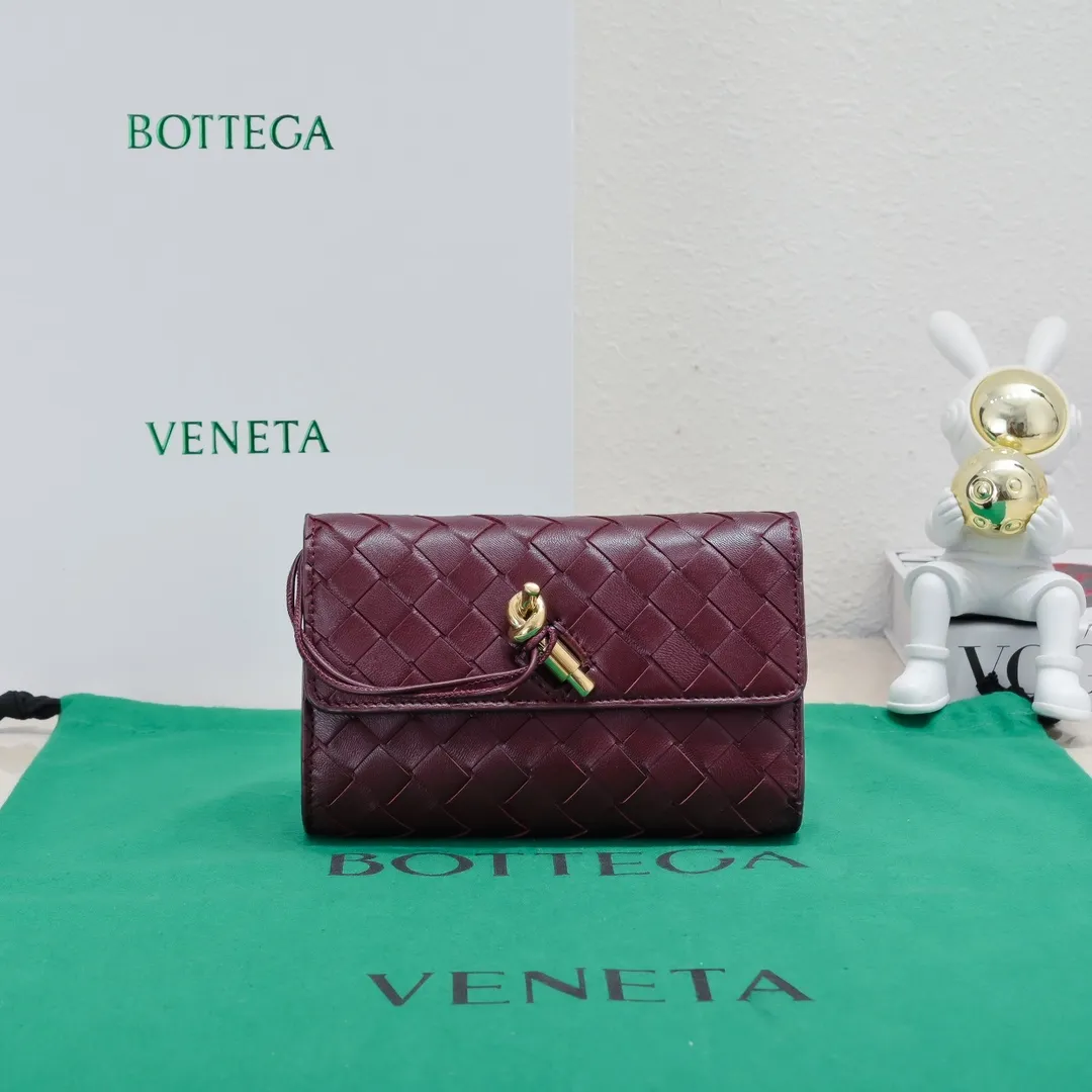 Batch 1160 BV Andiamo clutch wallet is super high-end🤎🤎How come the long clutch bag is so exquisite~ The braided style bag surface paired with all-copper hardware is really warm and high-end. The bag body is super light and can be grabbed easily! It can store a lot of small items and large mobile phones ~ very practical for daily use. Style number: 1504 Size: 19*11.5*3